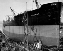 <em>Bulkstar</em>, 1949 (exact date unknown) - Mold Loft building on right.
( Photo Copyright Thomas Fred Wright Jr. )